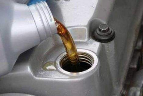 工程车辆专用油变稀的原因